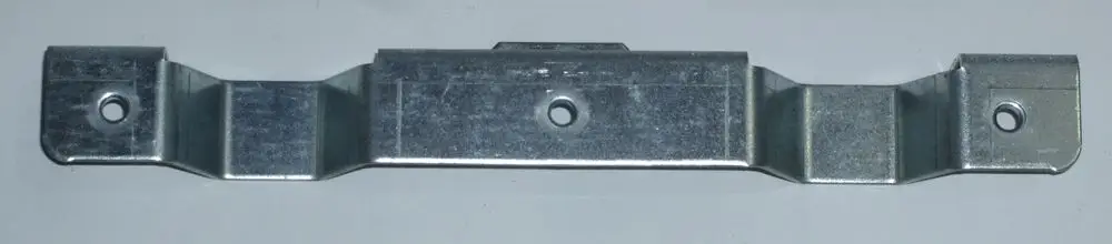 Metallische Rohrbefestigung von Daikin mit zwei Bohrlöchern und einer zentrierten Aussparung, geeignet für die Installation von Heizungsrohren.